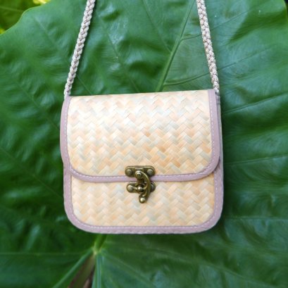 กระเป๋าสานสะพายข้าง ตะขอเกี่ยว  ขอบม่วง