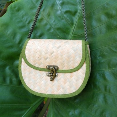 กระเป๋าสานสะพายข้าง ตะขอเกี่ยว ขอบเขียว