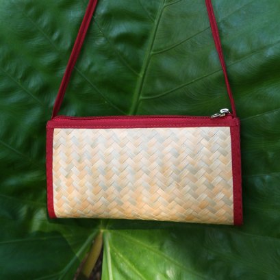 กระเป๋าสานสะพายข้าง ตะขอเกี่ยว ทรงยาว ขอบแดง