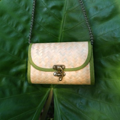 กระเป๋าสานสะพายข้าง ตะขอเกี่ยว ทรงยาว ขอบเขียว