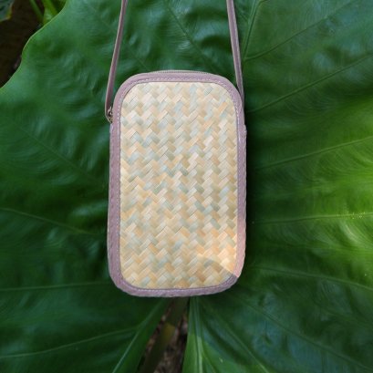 กระเป๋าสานสะพายข้าง ตะขอเกี่ยว ทรงตั้ง ขอบม่วง