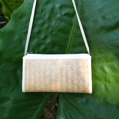 กระเป๋าสานสะพายข้าง ตะขอเกี่ยว ทรงยาว ขอบขาว