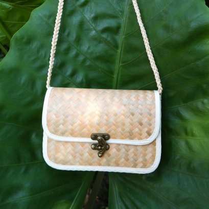 กระเป๋าสานสะพายข้าง ตะขอเกี่ยว ทรงยาว ขอบขาว