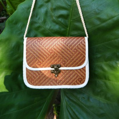 กระเป๋าสานสะพายข้าง ตะขอเกี่ยว ขอบขาว