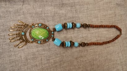 Wooden neclklace with light green stone