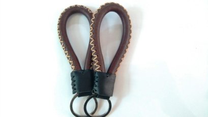 พวงกุญแจหนังสีน้ำตาล