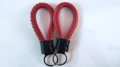 พวงกุญแจหนังสีแดง