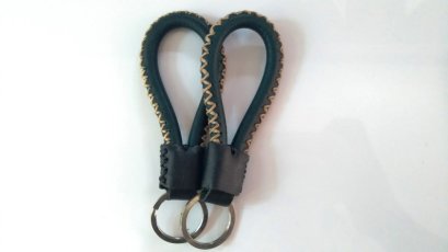 พวงกุญแจหนังสีเขียวเข้ม