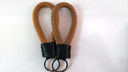 พวงกุญแจหนังสีน้ำตาลอ่อน