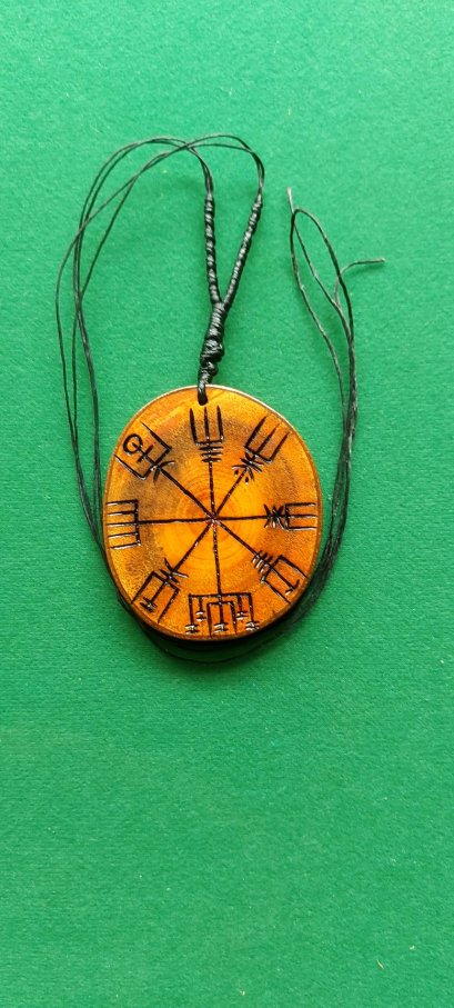 เครื่องรางไอจิสชัลเมอร์ Ægishjálmr + เวกวีซีร์ Vegvísir (ไม้ต้นคูณ)