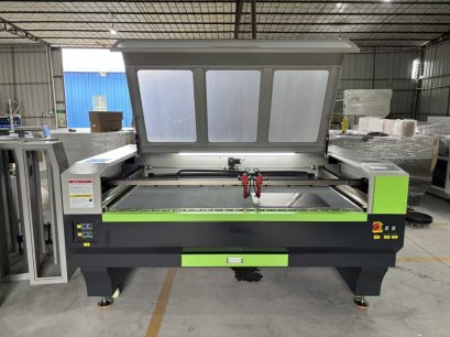 เครื่องตัดเลเซอร์ CO2 JW1390