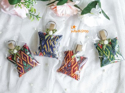 พวงกุญแจรูปหมอนลายผ้าไทย