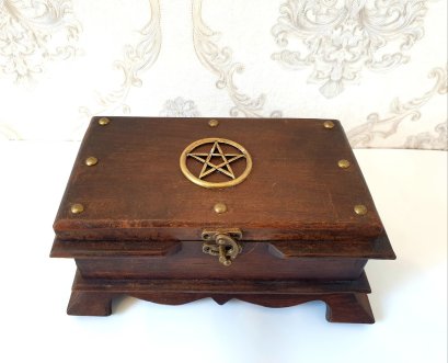 Real wooden box with Riderweight cards