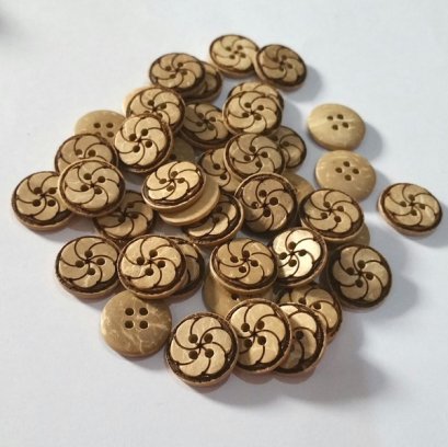 กระดุมกะลา ลายดอก ขนาด 1.4 cm. 6 ชิ้น/pack