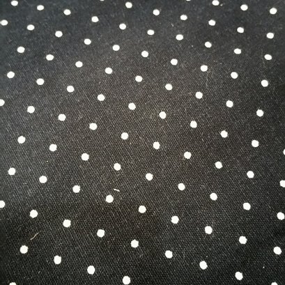 ผ้า cotton canvas ไทย พื้นดำจุดขาว 2.5 มม. ขนาด 1/4 เมตร (50*55 ซม.)