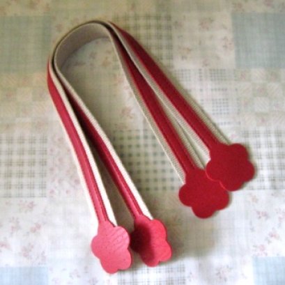 หูกระเป๋าสายผ้าไนลอนบุหนังรูปดอกไม้ สีแดง ขนาด 2*40 ซม.ราคาคู่ละ