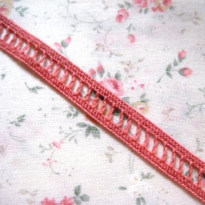 ผ้าลูกไม้ลายขั้นบันไดสีโอรส ขนาด 0.9 cm. ราคา/หลา (ตรงกลางสามารถสอดโบว์ขนาด 0.4 cm.)