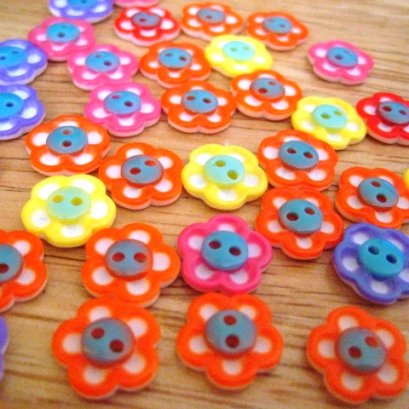 กระดุมพลาสติกลายดอกไม้ คละสี ราคา/แพ็ค (มี 8 เม็ด) ขนาด 1.3 cm.