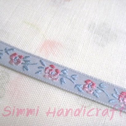 เทปผ้าลายปักดอกไม้สีชมพู ขนาด 0.8 ซม. 1 หลา