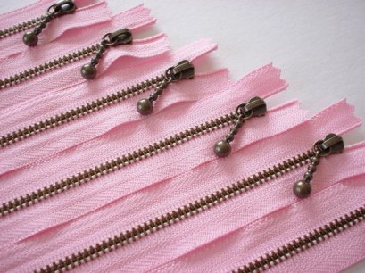 ซิปญี่ปุ่น YKK สีชมพู แบบมีตุ้มห้อย ขนาด 14 ซม.