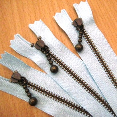 ซิปญี่ปุ่น YKK สีฟ้า แบบมีตุ้มห้อย ขนาด 14 ซม.