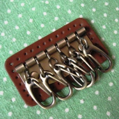 ชุดอุปกรณ์ที่เก็บกุญแจ พร้อมหนังสำหรับเย็บติดสีน้ำตาลเข้ม  ขนาด 5.8*3.2 cm.