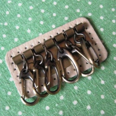 ชุดอุปกรณ์ที่เก็บกุญแจ พร้อมหนังสำหรับเย็บติดสีครีม ขนาด 5.8*3.2 cm.