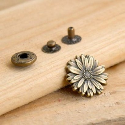 กระดุมตอก ดอกเดซี่ (เส้นผ่านศูนย์กลาง 2 cm.) ราคา/ตัว