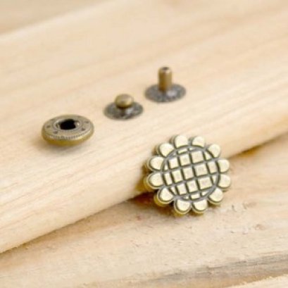 กระดุมตอก ดอกทานตะวัน (เส้นผ่านศูนย์กลาง 2 cm.) ราคา/ตัว