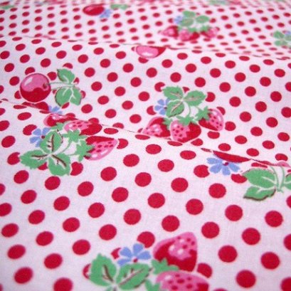 ผ้า cotton ของ A-TWO ลายเชอรี่แดงพื้นขาว ขนาด 1/8 m.(25*55 ซม.)
