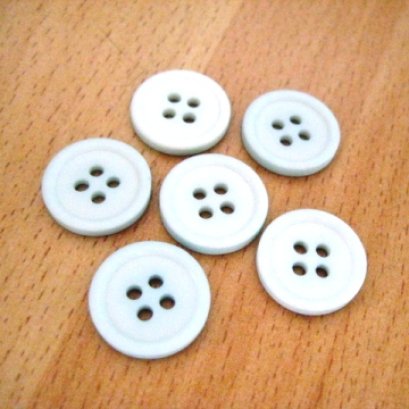 กระดุมพลาสติกสีฟ้าอ่อน ขนาด 1.5 cm. 6 เม็ด/แพ็ค