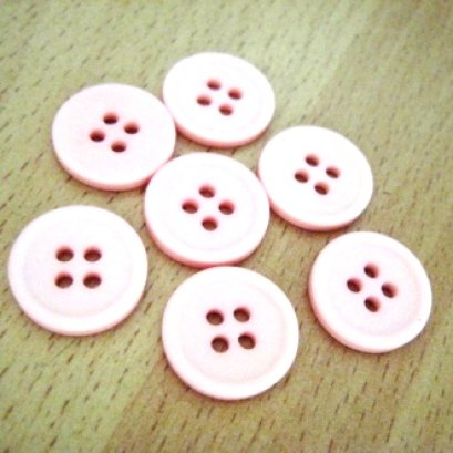 กระดุมพลาสติกสีชมพูอ่อน ขนาด 1.5 cm. 6 เม็ด/แพ็ค