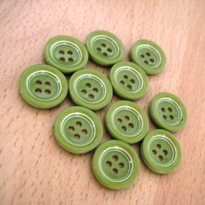 กระดุมพลาสติกสีเขียว ขนาด 1.5 cm. 6 เม็ด/แพ็ค