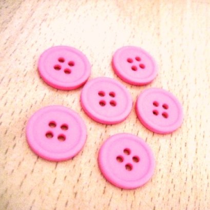 กระดุมพลาสติกสีชมพูเข้ม ขนาด 1.5 cm. 6 เม็ด/แพ็ค