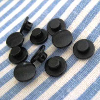 กระดุมพลาสติกสีดำ สามารถทำเป็นตาตุ๊กตาได้  ขนาด 1 cm. 8 ตัว/set