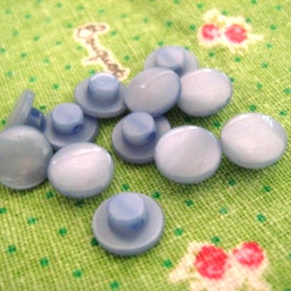 กระดุมพลาสติกสีฟ้า สามารถทำเป็นตาตุ๊กตาได้  ขนาด 1 cm. 8 ตัว/set