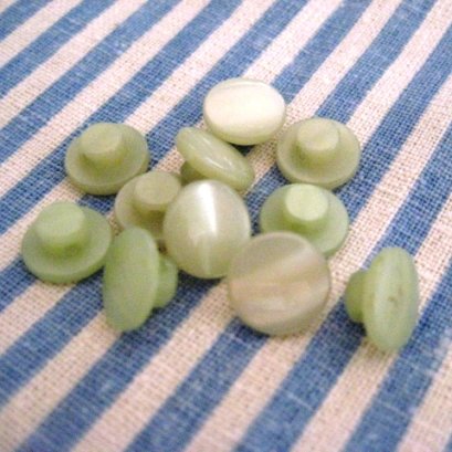 กระดุมพลาสติกสีเขียว สามารถทำเป็นตาตุ๊กตาได้  ขนาด 1 cm. 8 ตัว/set