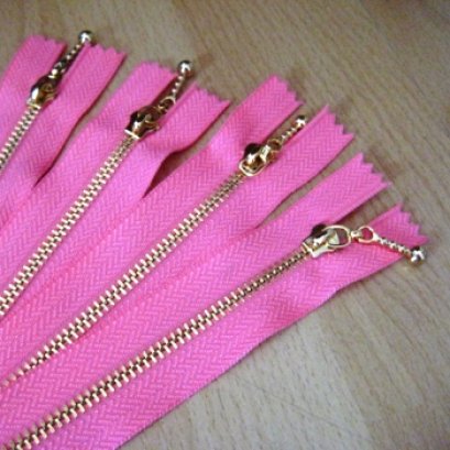 ซิปฟันทอง สีชมพู ขนาด 12.5 cm. เส้นละ