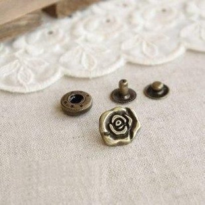 กระดุมตอก กุหลาบ ขนาด 1.5 cm. ราคา/ชุด