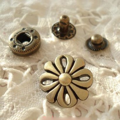 กระดุมตอก ลายดอก ขนาด 1.7 cm. ราคา/ชุด