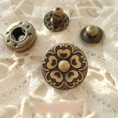 กระดุมตอก ลายดอก ขนาด 1.5 cm. ราคา/ชุด