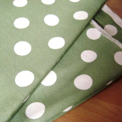 ผ้า cotton Canvas ไทย ลายจุดใหญ่ขนาด 3 cm.พื้นเขียว ขนาด 1/4 เมตร (50*55 ซม.)