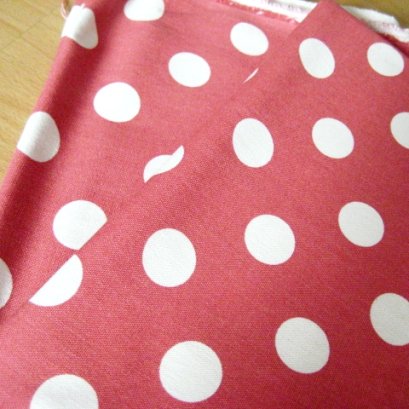 ผ้า cotton Canvas ไทย ลายจุดใหญ่ขนาด 3 cm.พื้นชมพูเข้ม ขนาด 1/4 เมตร (50*55 ซม.)