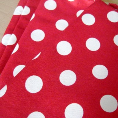 ผ้า cotton Canvas ไทย ลายจุดใหญ่ขนาด 3 cm.พื้นแดง ขนาด 1/4 เมตร (50*55 ซม.)