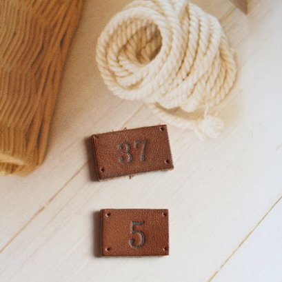 ป้ายหนัง เบอร์ 37, 5 (1 set มี 2 แบบ) ขนาด 1.5 x 1 cm.