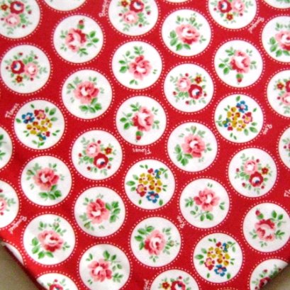ผ้าญี่ปุ่นดอก พื้นแดง ขนาด 1/4 เมตร (50*55 ซม.)