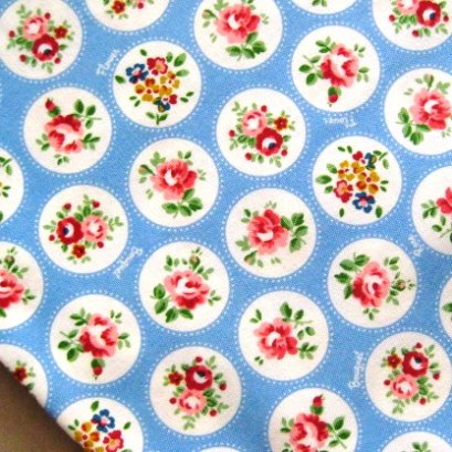 ผ้าญี่ปุ่นดอก พื้นฟ้า ขนาด 1/4 เมตร (50*55 ซม.)