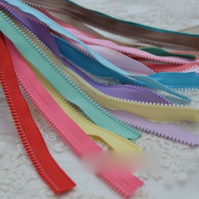 ซิปพลาสติกกระดูกงู YKK เบอร์ 3 ตัดหลา ราคาหลาละ (ได้ซิปแค่ซีกเดียวนะคะ)