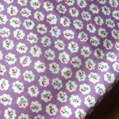 ผ้า cotton ไทย ลายดอกโทนม่วงขนาด 1 ซม. ขนาด 1/4 เมตร (50*55 ซม.)