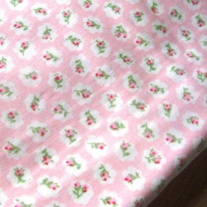 ผ้า cotton ไทย ลายดอกโทนชมพูอ่อนขนาด 1 ซม. ขนาด 1/4 เมตร (50*55 ซม.) เหลือ 2 ชิ้นแยก